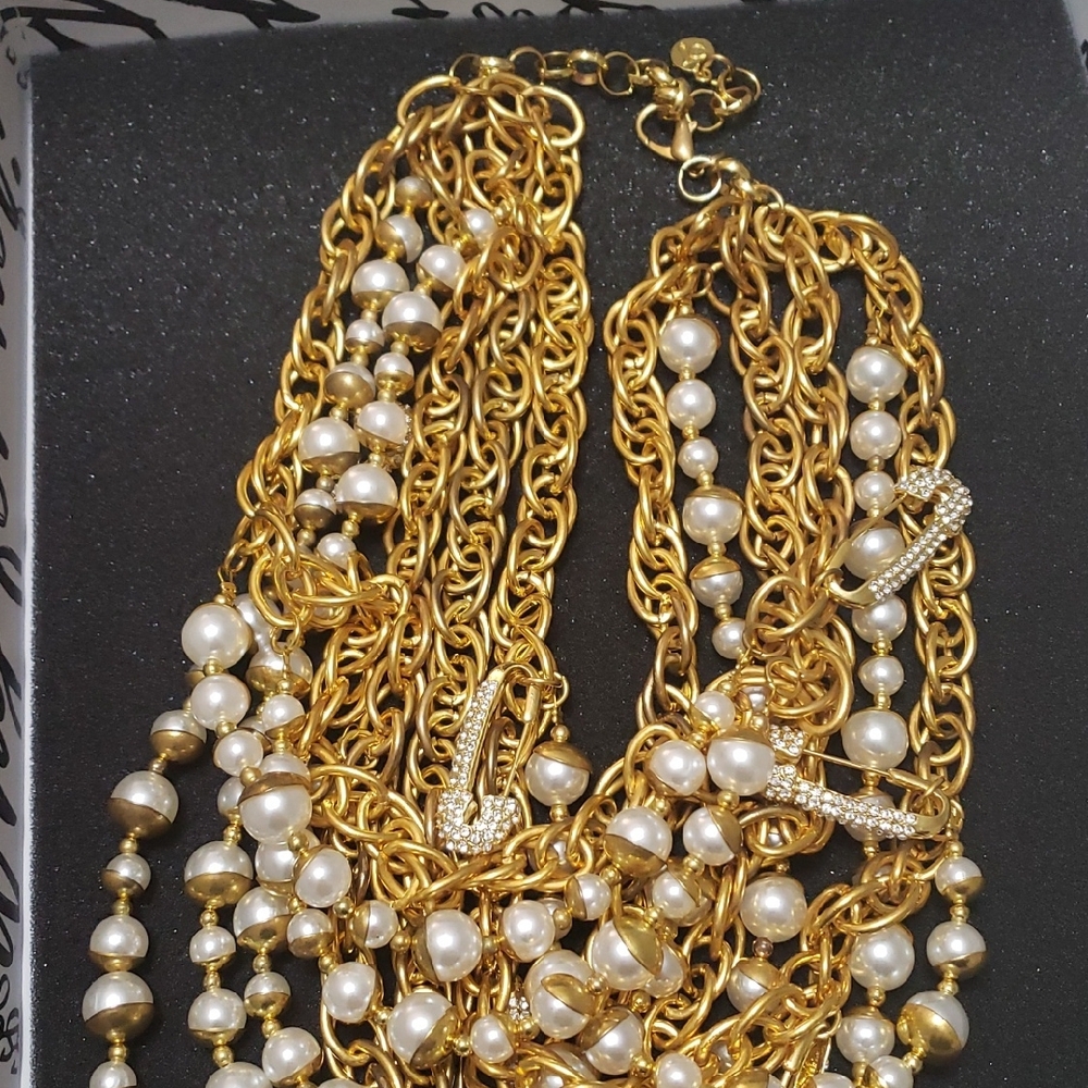 Elegant Gold and Pearl Necklace